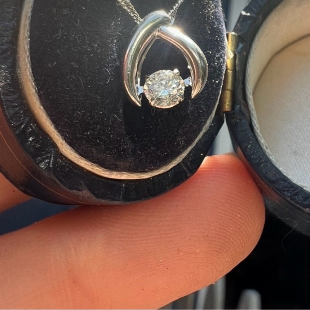 900 Platinum Genuine VS/G clean Diamond necklace .20. Chain 850 platinum.